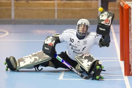 Auf Wolfurt-Goalie Roman Mohr wartet morgen im Europacup-Rückspiel jede Menge Arbeit. Foto: steurer