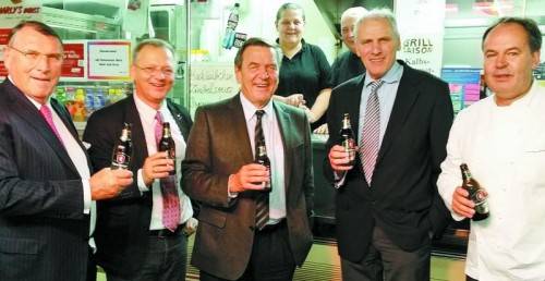 Banker Klaus Mangold (l.) und Primar Alfred Hobisch mit Alt-Bundeskanzler Gerhard Schröder sowie Primar Wolfgang Elsässer und Spitzenkoch Thomas Scheucher vom Restaurant Guth. Foto: VN