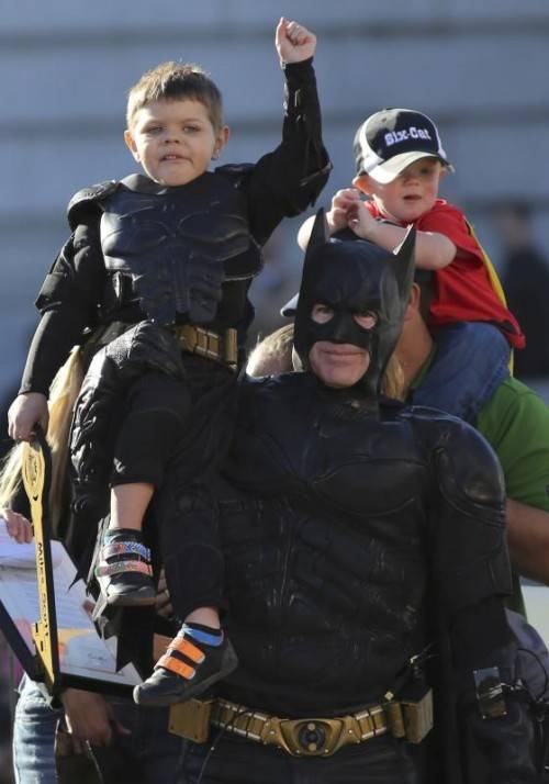 „Batkid“ Miles Scott winkt in die Zuschauermenge. Foto: REUTERS