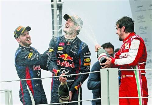 Bei der letzten Champagner-Feier der Saison in Sao Paulo wurde Mark Webber für seinen Abschied von Sebastian Vettel und Fernando Alonso extra geduscht. Foto: ap