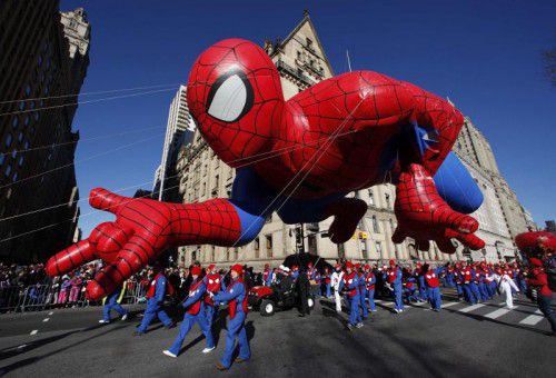 Beliebte Tradition: Bei der Thanksgiving-Parade in New York werden jedes Jahr riesige Heliumballon-Figuren durch die Straßen getragen.  rts