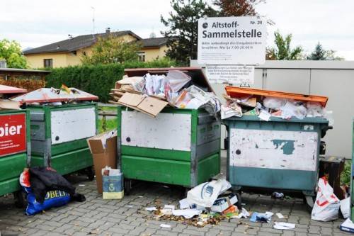 Bereits wenige Tage nach der Abholung des Altpapiers quellen viele Container in der Marktgemeinde Hard wieder über. Foto: ajk