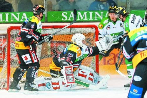 Bernhard Bock packt zu – der Feldkirch-Torhüter ragte zusammen mit Daniel Fekete beim 6:3-Erfolg im Vorarlberger Derby gegen den EHC Lustenau heraus. Foto: SPF-PR Peter Rinderer