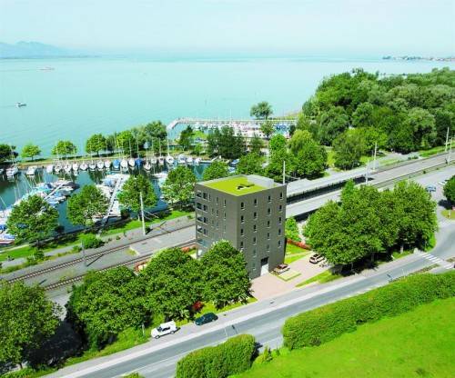 Bis Mitte 2015 soll der 19 Meter hohe Baukörper „Marina : B“ fertiggestellt sein. Das Vier-Millionen-Euro-Projekt in exklusiver Lage am Bodensee wird ein Café und neun Wohnungen beherbergen.  Foto: projektart