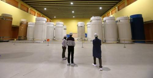 Blick in die Lagerhalle, in der massive Behälter mit hochaktivem Abfall und abgebrannten Brennelementen stehen. Die Anlage besteht seit 2000. Hier, im Aargau, soll der Atommüll aus Mühleberg rund 35 Jahre für die Tiefenlagerung vorbereitet werden. Foto: Reuters
