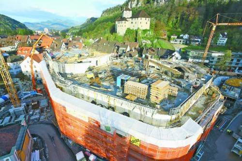 Das neue Montforthaus nimmt Form an: Der Rohbau ist so gut wie fertig. Bislang liege man exakt im Zeit- und Kostenplan, heißt es aus dem Stadtbauamt. Foto: VN/ Bernd Hofmeister