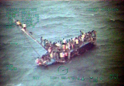Das Segelboot mit rund 150 Flüchtlingen an Bord ist gekentert.  Foto: EPA  