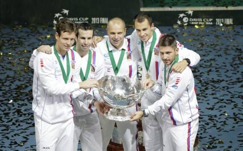Das siegreiche Davis-Cup-Team mit der hässlichsten Schüssel der Welt. Foto: epa
