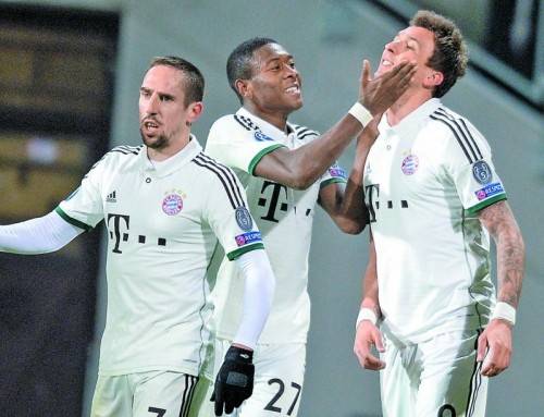 David Alaba (M.) gratuliert Torschütze Mario Mandzukic. Foto: ap