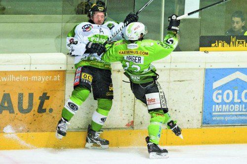 David Hauser (r.) gegen Christoph Harand: das Derby zwischen dem EHC Bregenzerwald und Lustenau wird ein heißer Tanz. Foto: stiplovsek