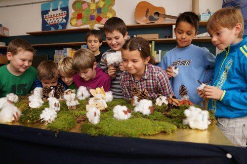 Den Adventskalender haben Kinder und Lehrerinnen gemeinsam gebastelt. Jeden Tag beginnt von nun an mit einer kleinen Adventsfeier. Fotos: L. Berchtold