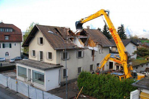 Der Abbruch hat am Montag begonnen. Mittlerweile ist das erste Haus platt.  Foto: MG  