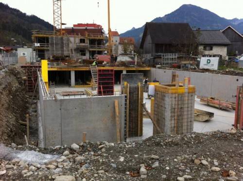 Der Bau der zentrumsnahen Anlage „Wohnen Alt und Jung Bludesch“ wird eifrig vorangetrieben. Foto: VN/J. Schwald