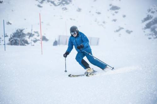 Der „Chef“ zieht am Hochjoch seine Schwünge, Markus Büchel bei der Pisteninspektion. Foto: Silvretta Montafn