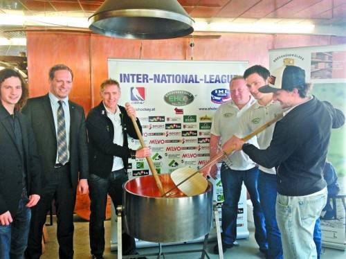 Der EHC Bregenzerwald rührt Käse an: Obmann Guntram Schedler, Trainer Henrik Alfredsson, die Spieler Gabriel Pohl und Christian Ban. Foto: EHCB