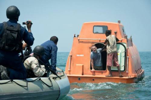 Der Film basiert auf einer wahren Begebenheit und wurde angelehnt an das Buch „A Captain’s Duty: Somali Pirates, Navy SEALs and Dangerous Days at Sea“. Foto: Sony Pictures