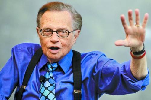Der Mann mit der dicken Brille und den Hosenträgern – Larry King – interviewt nun schon seit 56 Jahren Präsidenten und Könige, Stars und Pleitiers. Foto: AP