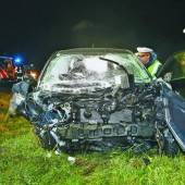 Auto prallt in Steinmauer