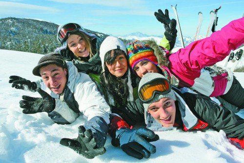 Der Winter hat für Jugendliche einiges zu bieten – von ermäßigten Saisonkarten, über Sicherheits-Camps bis zu Boarderklamotten, die es zu gewinnen gibt. Foto: Shutterstock