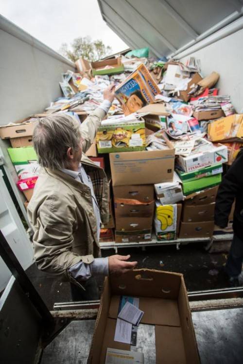 Die Altpapiersammler des Kolpingsvereins sind ab 9 Uhr mit einem kleinen LKW unterwegs im Bezirk Bregenz und laden die Altpapier-Fuhren in den Häusle-Container im Bauhof ab. (3 bis 4 Fuhren etwa.) Das letzte Fuhre wird zwischen 11:30 Uhr und 12 Uhr sein. Bilder bitte von den nicht mehr ganz jungen Sammlern beim Abladen des Altpapiers.