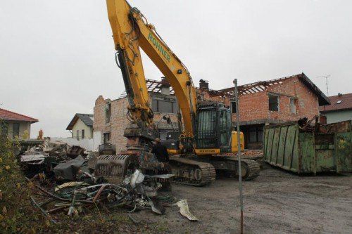 Die Bagger brechen das Gasthaus „Weingarten“ in Lauterach ab.