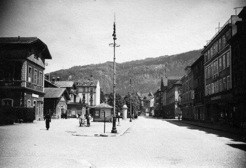 Die Bregenzer Bahnhofstraße im Juli 1944: Der alte K&K-Bahnhof (links) steht noch. Er war zuletzt völlig heruntergekommen und wurde im Herbst 1989 abgerissen. Einzig die Tabaktrafik steht heute noch.