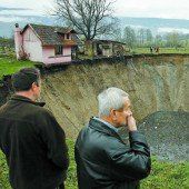Teich versinkt in riesigem Erdloch