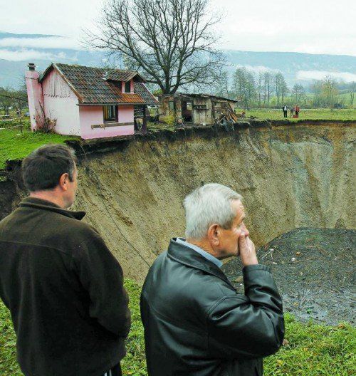 Die Dorfbewohner rätseln über die Entstehung des Kraters. Foto: AP
