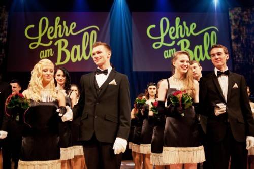 Die Eröffnungspolonaise der Lehrlinge ist eines der Highlights beim Lehrlingsball. Fotos: M. Gmeiner
