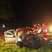 Auto krachte gegen Baum