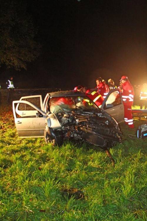 Die Fahrerin musste aus dem Wrack befreit werden. Foto: vol.at