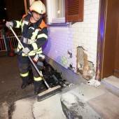 Mit Auto gegen Haus geprallt