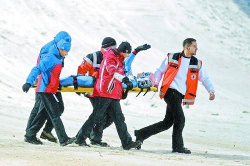 Die Helfer tragen ÖSV-„Adler“ Andreas Kofler nach seinem schweren Sturz im Auslauf aus dem Sprungstadion. Foto: gepa