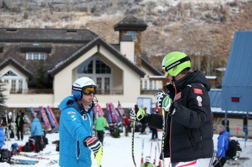 Die Ländle-Skiasse am Fachsimpeln: Marcel Mathis (l.) und Frederik Berthold. Foto: gepa