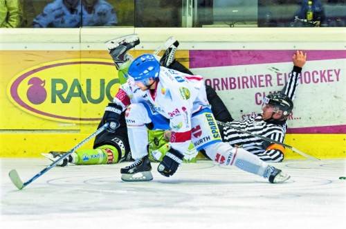 Die Laufwege von Stefan Häußle und Schiedsrichter Rene Strasser kreuzen sich, Neumarkt-Stürmer Markus Simonazzi profitiert von der Situation. Foto: stiplovsek