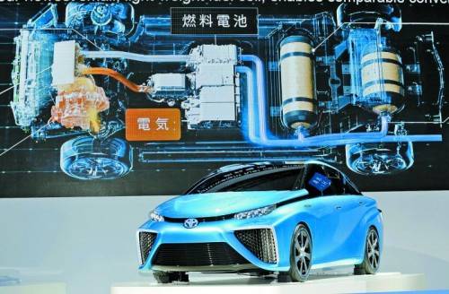 Die Nummer eins
Toyota ist Weltmarktführer und bei alternativen Antriebstechnologien wie etwa Hybrid Vorreiter. In Tokio zeigt der Primus erneut seine Innovationskraft. So soll die Serienversion des „FCV Concept“, einem mit Wasserstoff angetriebenen Fahrzeug, bereits 2015 auf den Markt kommen. Vorgesehen ist das Wasserstoff-Auto auch für Österreich. Toyota verspricht eine Reichweite von zumindest 500 Kilometern mit einer Tankfüllung.