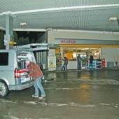 Überfall auf Tankstelle: Suche nach Täter läuft