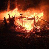 Waldhütte ging in Flammen auf