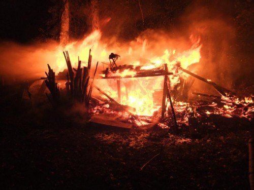 Die restliche Glut dürfte Auslöser für den Vollbrand gewesen sein.
