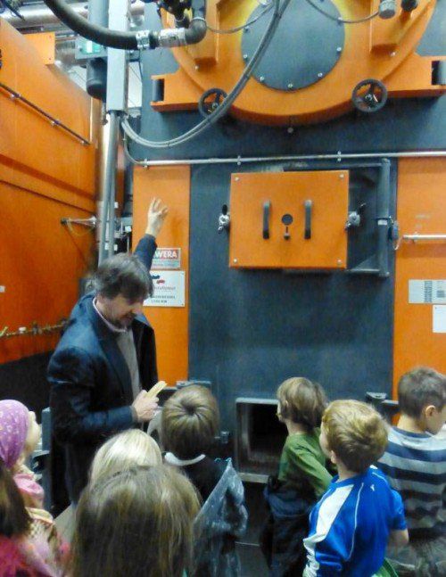 Die Schüler waren beeindruckt von den Abläufen im Heizwerk. Foto: tf