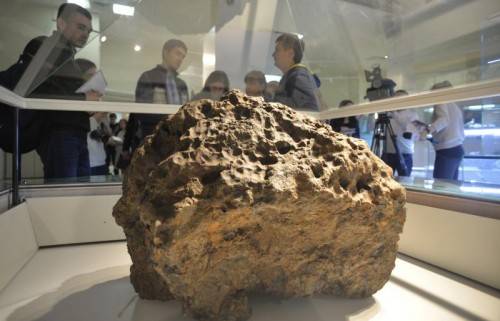 Dieses Meteoritenstück wurde aus dem Tschebarkul-See geborgen.
