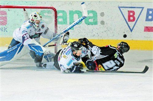 Dornbirns Graham Mink, wird von den Fehervar-Cracks Bence Balizs und Tamas Pozsgai gestoppt. Foto: gepa