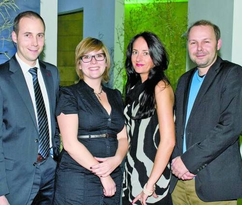 Dschungelparty bei Direktor Sebastian Reininger, Daniela Theußl, Vorstandsdirektorin Isabella Hren und Eigner Günter Schertler (v. l.).