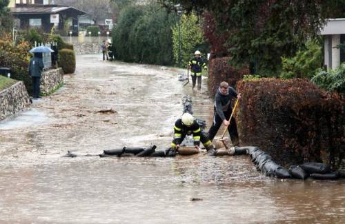 Durch anhaltende Regenfälle hat sich Sonntagmittag in Velden eine größere Mure gelöst. Drei Häuser wurden durch die rutschenden Erdmassen beschädigt. Foto: APA