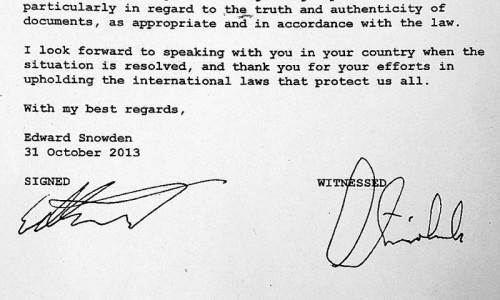 Edward Snowden erklärte schriftlich, zu Gesprächen mit Deutschland bereit zu sein – und unterschrieb das Schreiben mit Ströbele (r.).