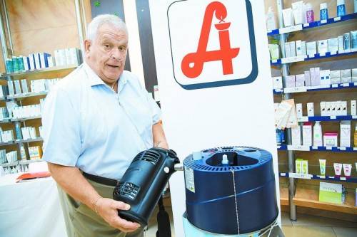 Ein Patient befüllt sein mobiles Sauerstoffgerät in der Apotheke. Foto: Thomas Preiss