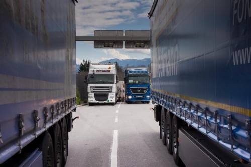 Eine Lkw-Lawine rollt auf die Grenze zu. In Lustenau gehören diese Bilder zum Alltag. Foto: VN/Hartinger