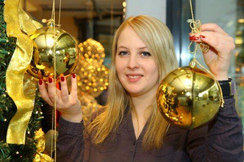 Feature Schaufenster Weihnachtsdekoration mit der 18jährigen Vanessa aus Dornbirn vom Modehaus Garzon in Dornbirn