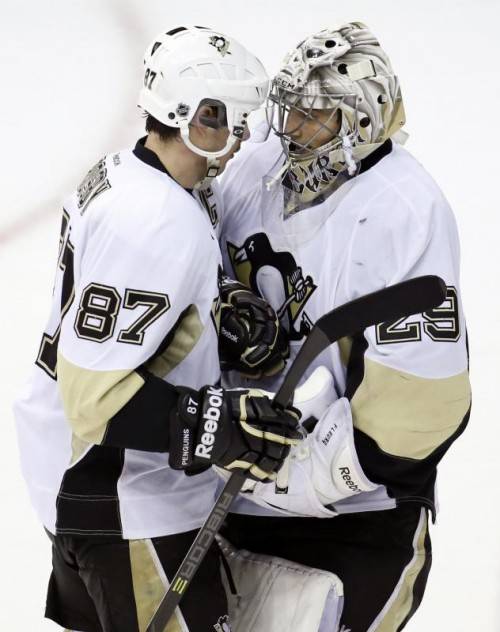 Feiern den Sieg: Sidney Crosby und Marc-Andre Fleury. Foto: ap