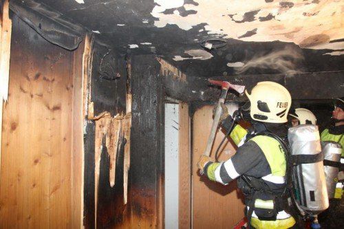 Feldkirch am 27.11.2013 Brand in einem Wohnhaus in Levis, Bewohner bemerkten den Brand im Vorraum und versuchten mit einem Gartenschlauch zu loeschen, verstaendigten dann die Nachbarn da das eigene Handy nicht griffbereit war. Die Feuerwehr Altenstadt und Gisingen löschten den Brand und suchten noch Brandnester hinter der Wandverkleidung.